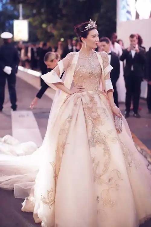 一众女星逐鹿2018戛纳红毯!你更倾向谁的"战袍"?