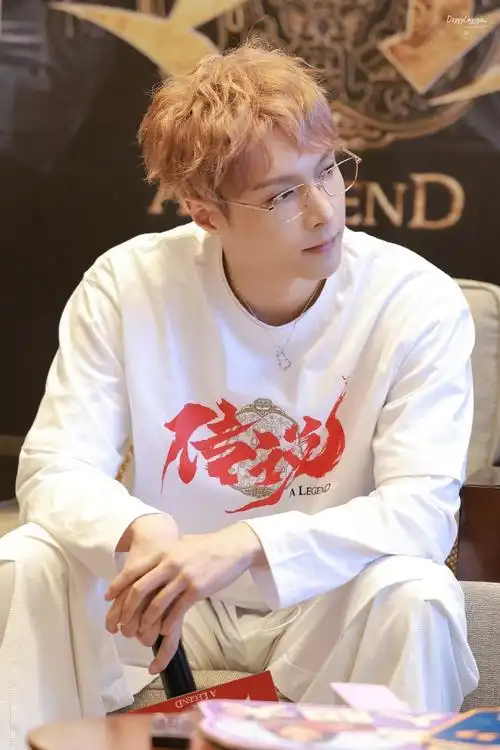 张艺兴的金色小卷发 金丝边眼镜