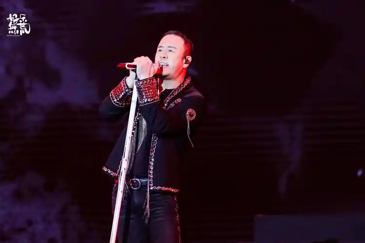 2023微博竞燃之夜落幕 杨坤演唱《生命像块石头》燃爆现场_舞台_摇滚