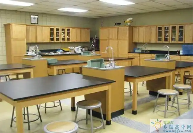 quigley catholic high school科学实验室.jpg