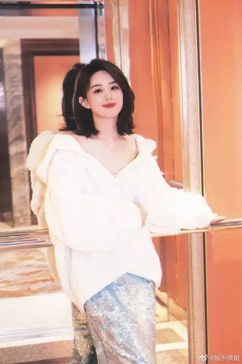 赵丽颖笑得好温柔