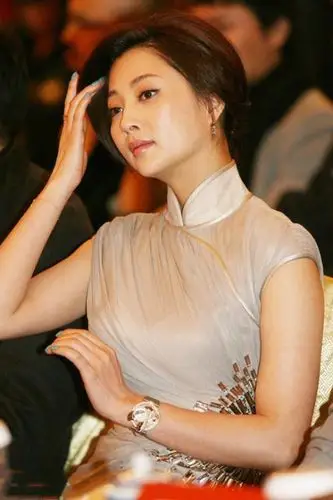 殷桃换上旗袍后,穿旗袍撑起褶皱,素色打扮更显典雅温柔_身材