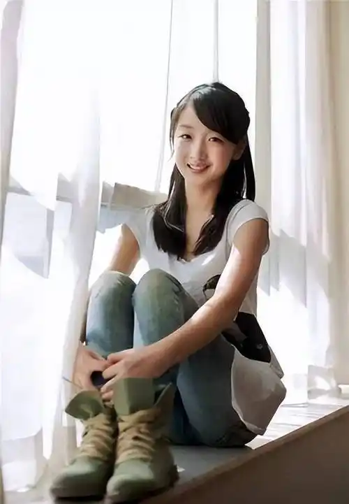 看看下面周冬雨刚出道时的照片.