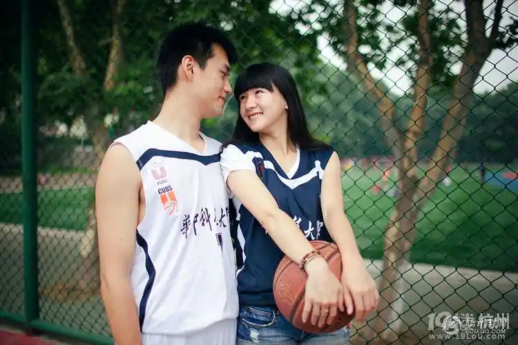 华中科大最萌身高差情侣拍唯美毕业照