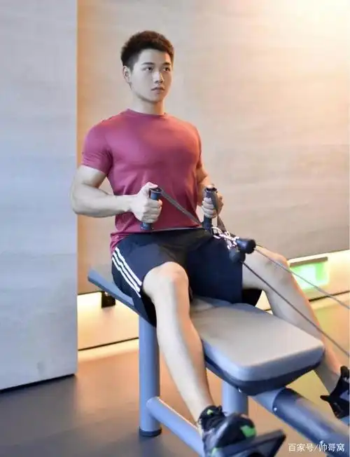 长着一副娃娃脸的95后健身男,虽然身高只有172,但气质却不差!