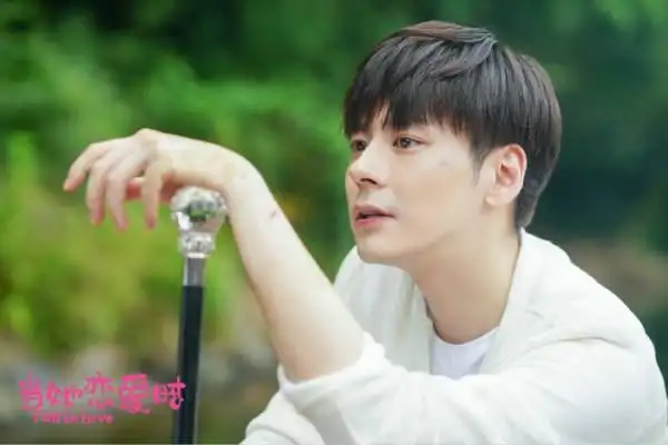 魏哲鸣当她恋爱时身世揭秘实力演绎多面魅力