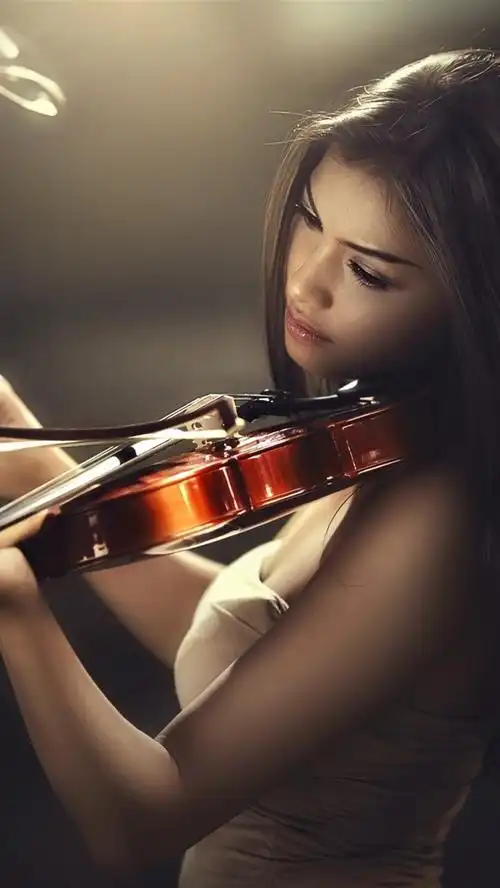 亚洲女孩拉小提琴,灯光线