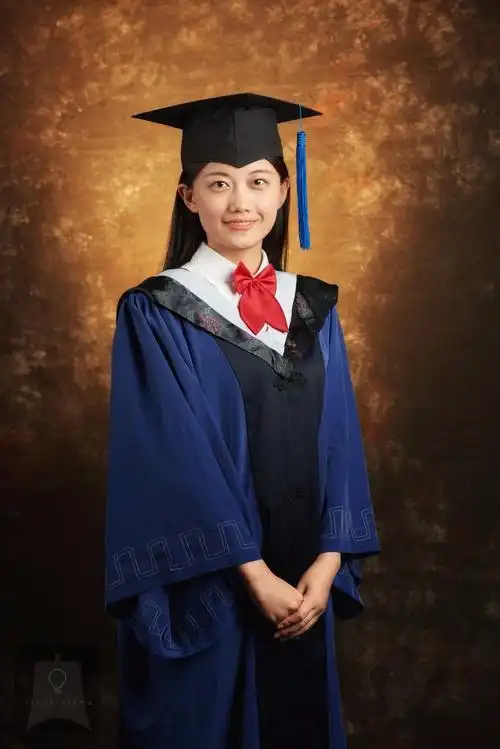 毕业棚拍照新鲜出炉你穿学位服的样子真好看