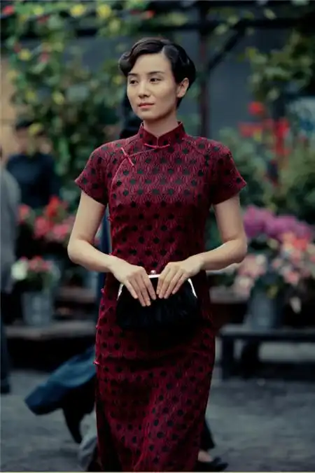 《师父》宋佳旗袍秀身段 明眸皓齿气质演绎