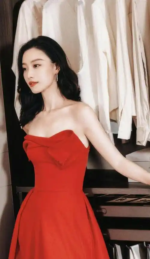 倪妮绝美新商务照,身穿红色抹胸连衣裙,优雅迷人,长卷发慵懒又明媚