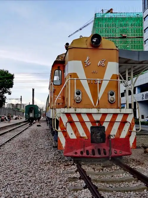 如今静静停驻在这里的红皮东风5-1134号机车,由四方机车车辆工厂于