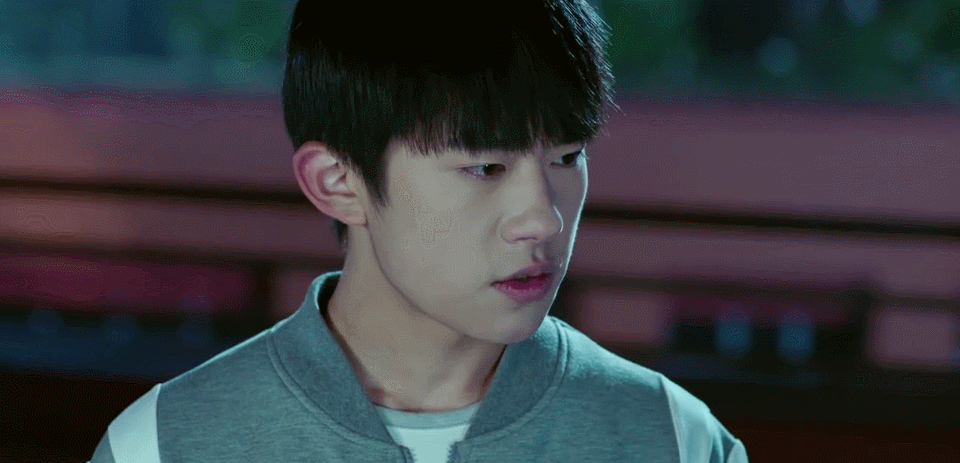 易烊千玺gif我们的少年时代gif一副少年老成的样子gif抬眼gif