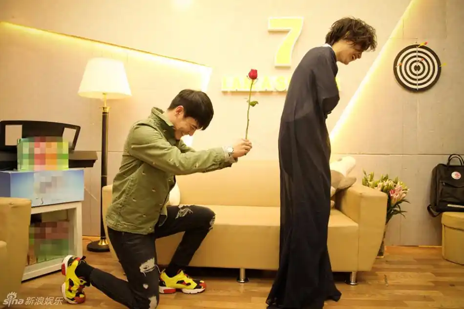 组图:孙坚下跪献花周笔畅 两人害羞甜笑相拥_内地音乐_音乐-超级明星