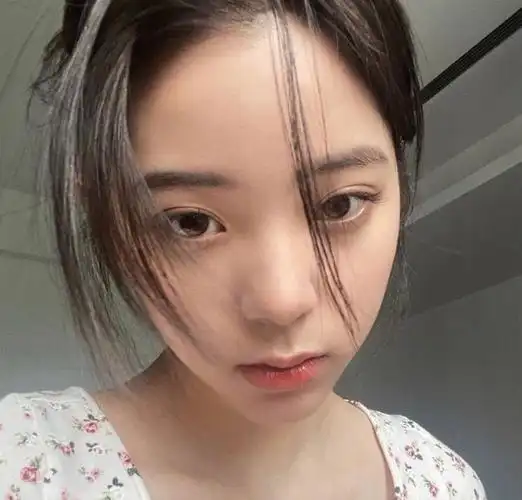 才华横溢,这要是再长十年,就已经不止现在这般优秀的了,下图照片中