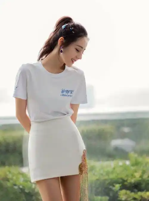 在迪丽热巴工作室最新发出的一组照片中,其实也能够看出迪丽热巴的