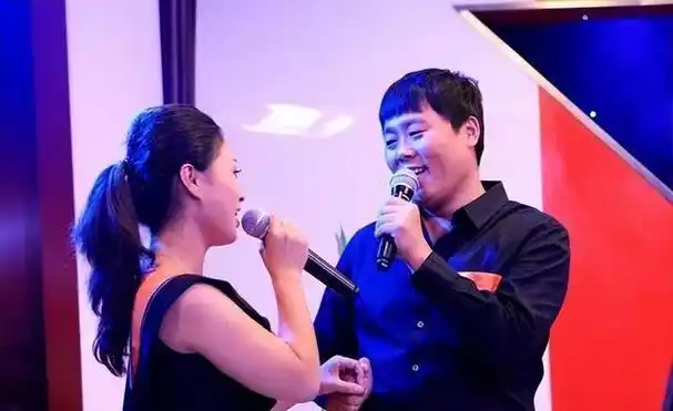 14年前,当众承诺成名后绝不抛弃糟糠妻的他,如今履行承诺了吗