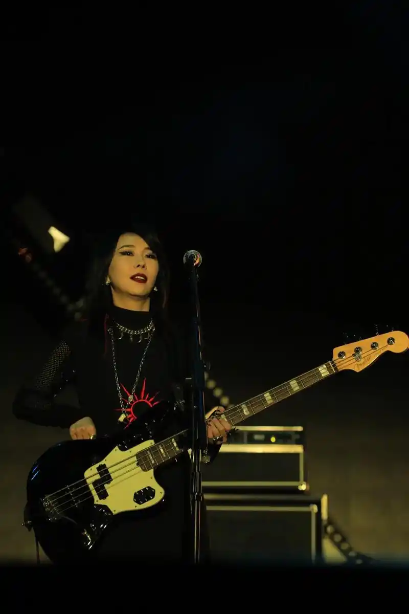 来一波超清的怼脸拍照片.#大理国潮音乐节 #新裤子乐队 #音 - 抖音