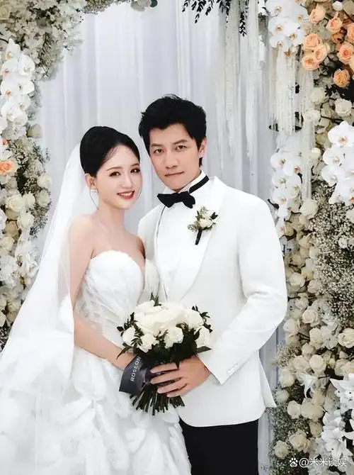 陈乔恩与老公一起参加萧敬腾婚礼,比心撒糖,穿宽松粉裙孕相十足