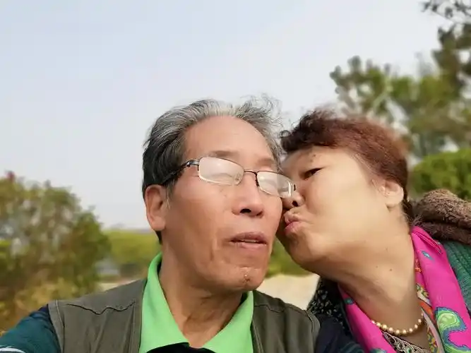 夫妻俩景区游合影纪念