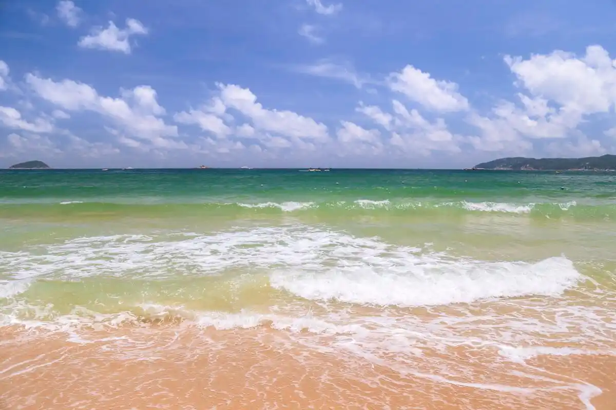 海南三亚亚龙湾夏季南海