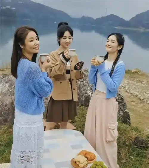 杨紫与迪丽热巴的新综各看一期,一个当场弃一个决定追到底_节目_图片