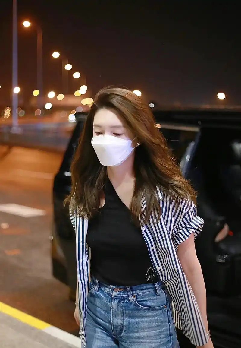 江疏影昨晚的机场私服