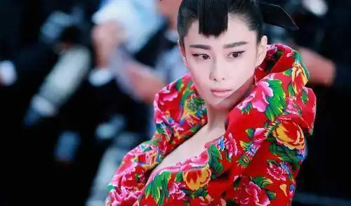 2015年张馨予自费20万参加戛纳红毯,她的目的就是为了碾压范冰冰!