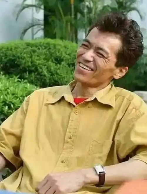 级实力派男演员,无数人为他的演技所折服,被许多观众誉为"广州周星驰"