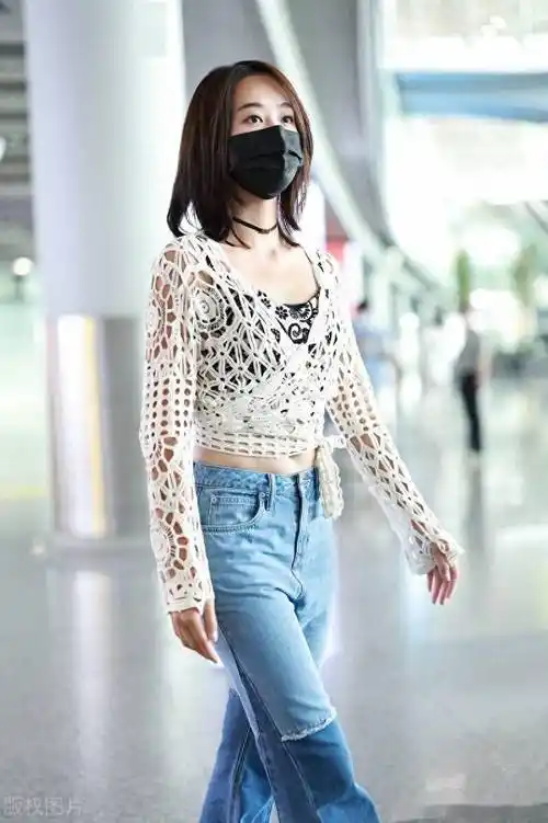 蓝盈莹北京到达,镂空针织衫搭拼色牛仔裤清爽靓丽_机场