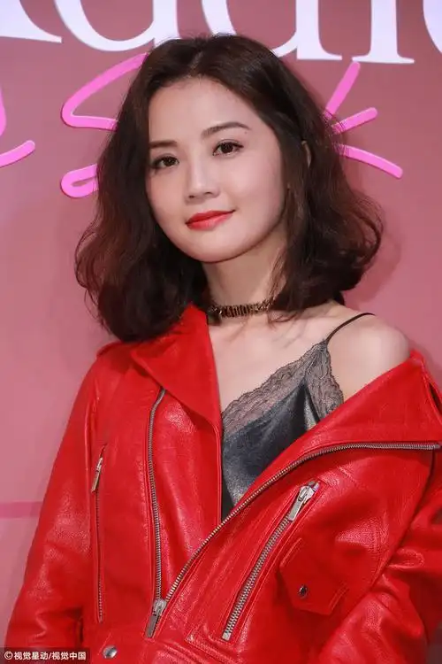 阿sa小露香肩性感十足 穿渔网袜秀长腿