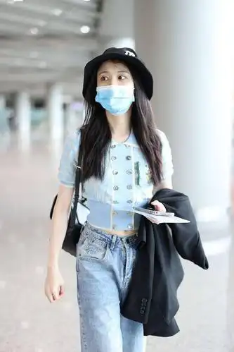 玩不厌的bm风潮!张慧雯露脐针织衫搭阔腿牛仔裤化身法式小清新