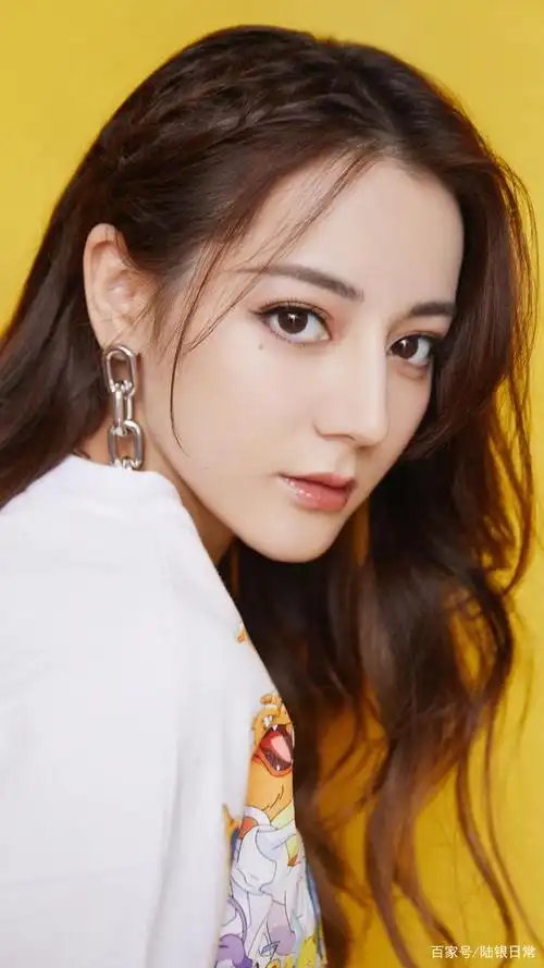 迪丽热巴高清壁纸:颜值极高,气质高雅