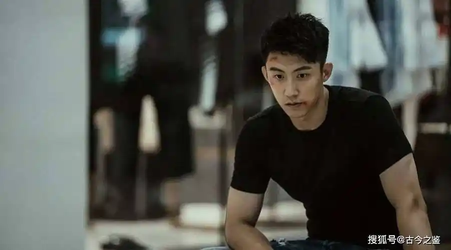 他16岁辍学打工,半路出道爆红,因在内娱"服兵役",被央视点名_黄景瑜