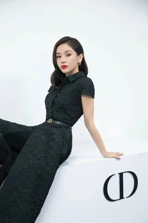 王子文很适合中长发,一身小黑裙优雅大方,金耳环大红唇复古摩登_黑色