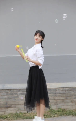 林昕宜白衬衫黑色裙子美照(6)