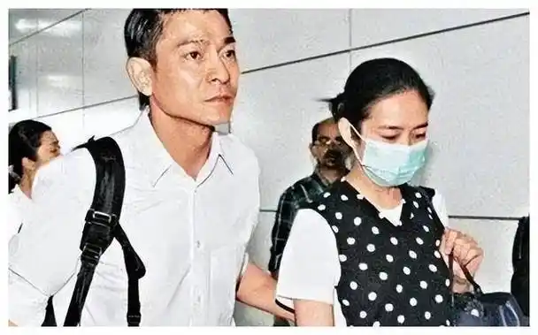 朱丽倩被刘德华雪藏,小姨子被"王思聪"风光迎娶,谁胜出?