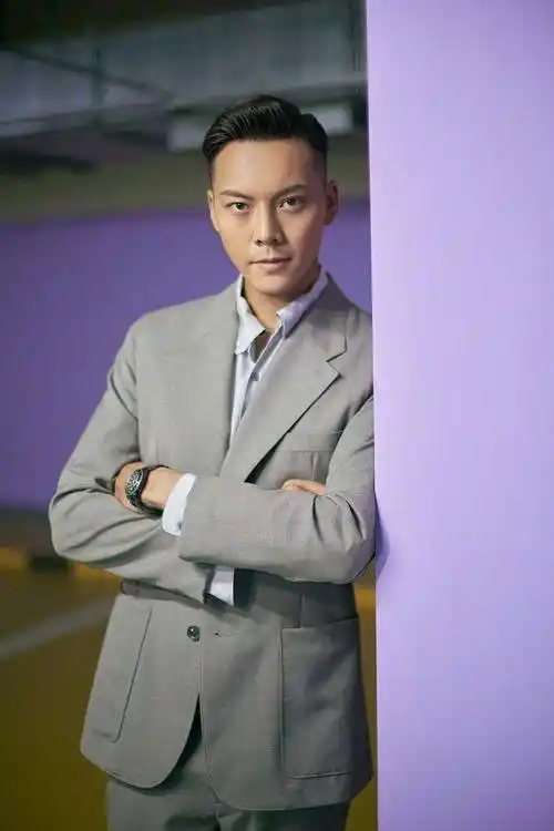 陈伟霆五四晚会演唱歌曲中国缘宽领复古西装超man