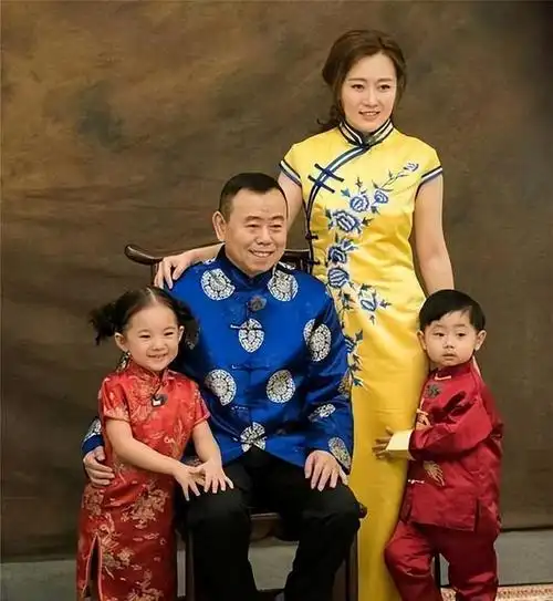 身高1.59米的潘长江,糟糠妻子陪他住8年厕所,爆红时转头嫌弃!