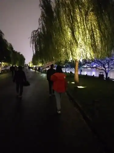 夜晚在白堤上散步,人并不多