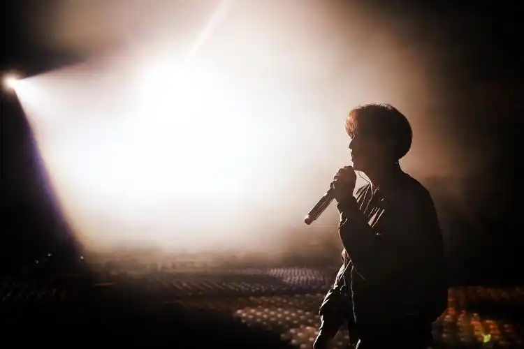 张艺兴2019大航海巡演深圳落幕 五排六号的约定浪漫续航