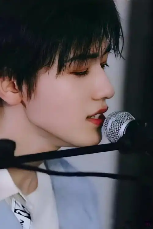 宋亚轩下颚角真的就绝了啊