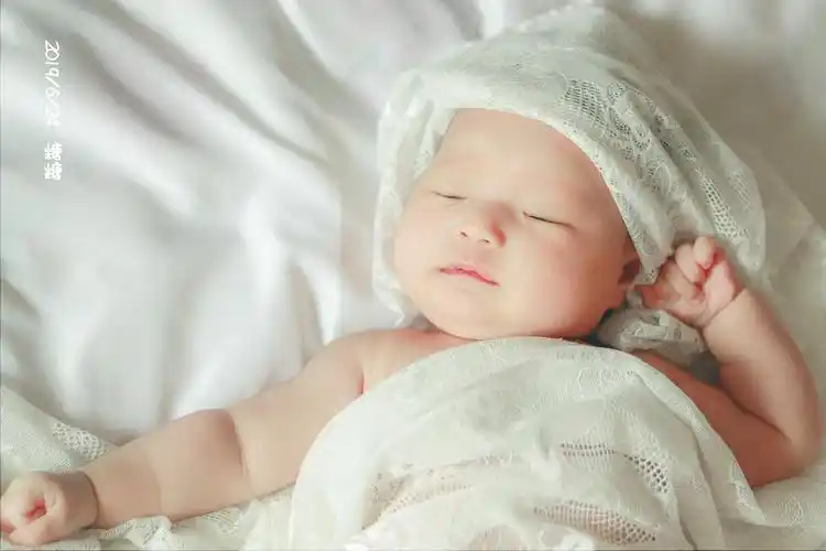 摄影教程如何在家里给刚满月的小baby拍出生动可爱的人像