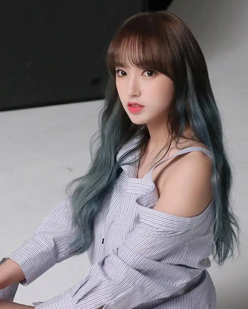 "奶潇"太调皮,衣服专门不穿好漏出锁骨,粉丝直呼"快拉上"