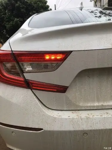 十代雅阁尾灯问题