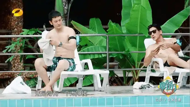 他俩一块晒日光浴,张亮那边黑墨镜,腹肌,大长腿加一起,气势拉满.