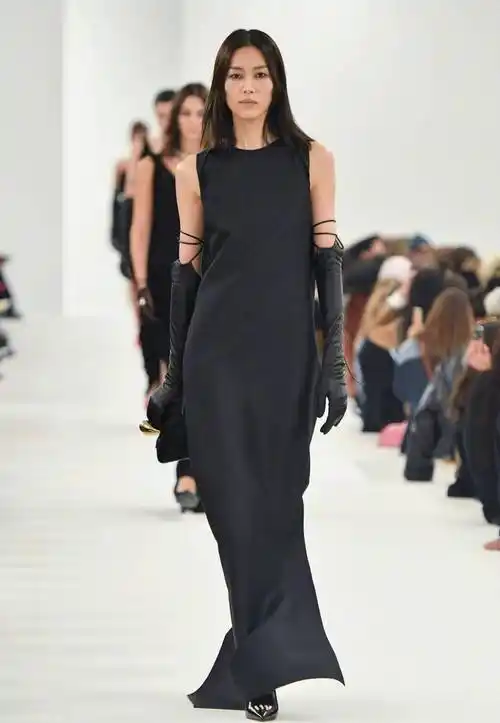 刘雯巴黎首日"霸屏走秀"!