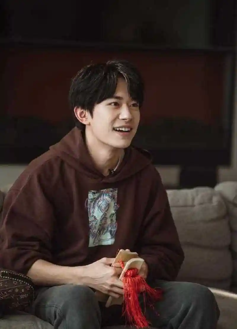 易烊千玺综艺新造型,咖啡色连帽卫衣搭配八字刘海,打起快板都这么帅气