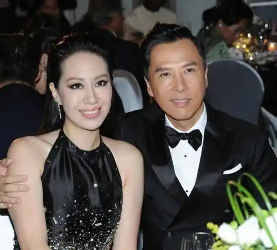 原创57岁甄子丹与小18岁妻子秀恩爱发文庆结婚17年夸其最美