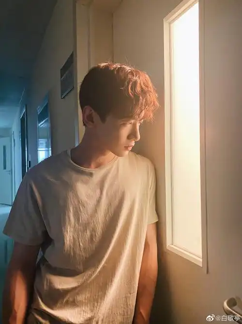 白敬亭微博写真图片