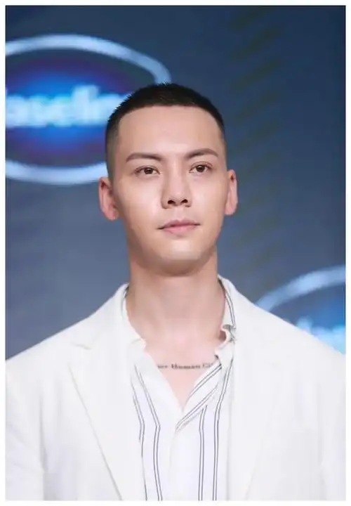 陈伟霆:纯白色西装毛寸发型加持帅爆全场